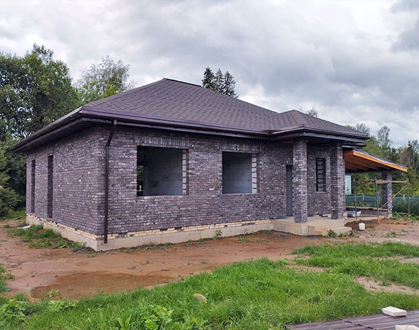 В посёлке Троицкий Лес на прилесном участке идёт строительство нового красивого каменного дома 